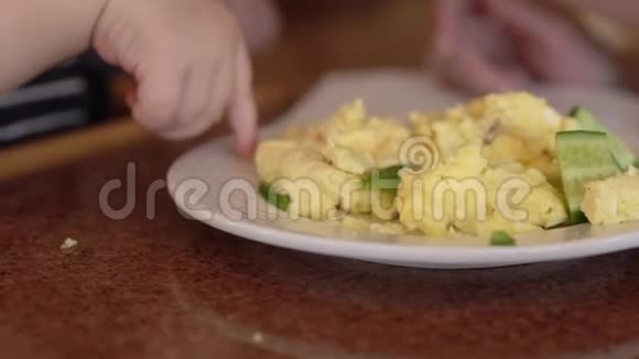 一个小男孩的手指在黄粥里摘下来视频的预览图