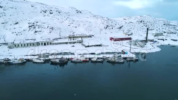 极地村庄Teriberka港口景观2月上午空中录像视频的预览图