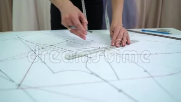 创意设计师用纸画衣服图案视频的预览图