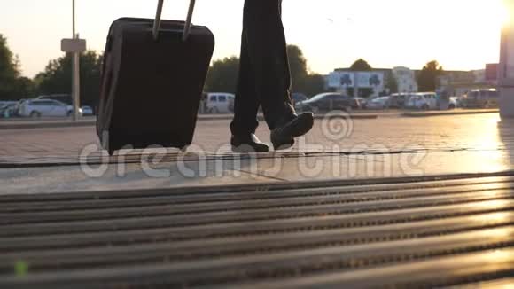 一个成功的商人走到机场把手提箱拉到轮子上年轻人走路视频的预览图