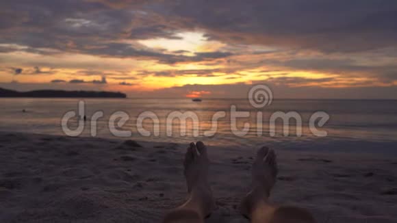 一个男人在海滩上看一场美妙的日落视频的预览图