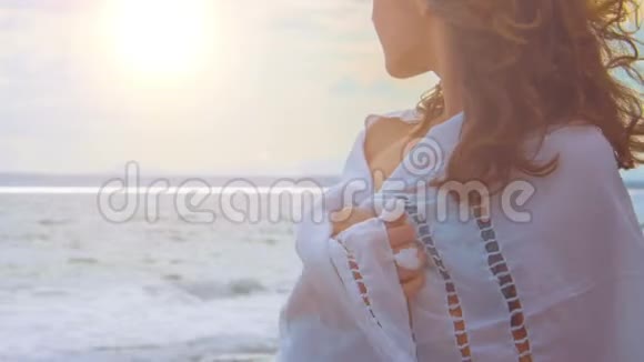 美丽浪漫的女人在海滩特写镜头上享受令人惊叹的日落度假视频的预览图
