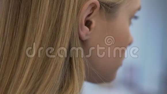 金发女孩应用唇膏自然美容的概念柔软的面部皮肤特写视频的预览图