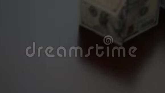用一百元钞票建造的慢盘房屋视频的预览图
