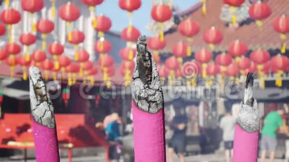在道教宫外庆祝中国新年时大香枝冒烟4k视频的预览图