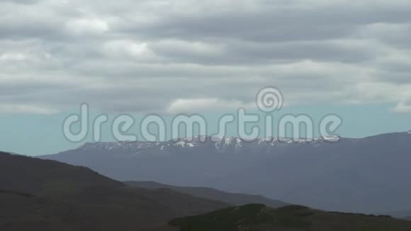 蓬松的云彩穿过山脉和山谷视频的预览图