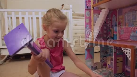小女孩玩玩具屋视频的预览图