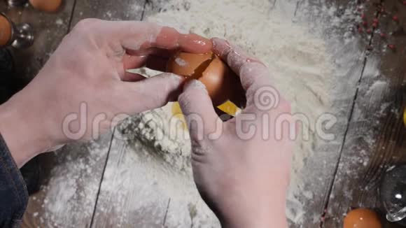 男厨师用面粉在玻璃碗中煎鸡蛋的特写镜头鸡蛋在面粉库存中的缓慢运动录像视频的预览图