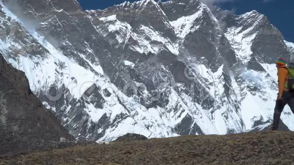 他在喜马拉雅山旅行视频的预览图