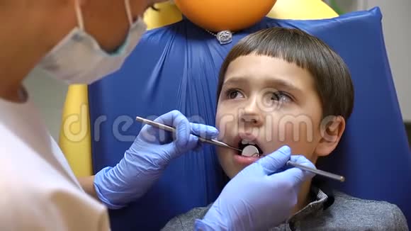 健康观念一个男孩坐在牙医椅上眼睛里满是泪水正在接受牙科治疗视频的预览图