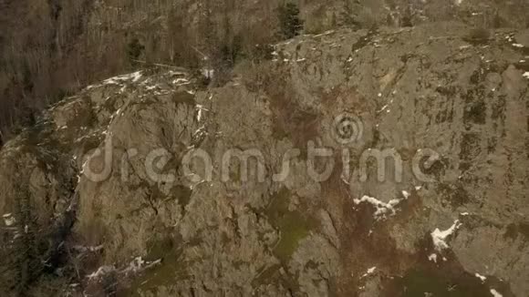 在阿拉斯加攀爬悬崖视频的预览图