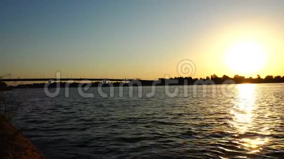 夕阳照在河床上视频的预览图