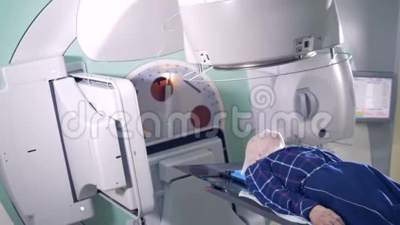 男性病人的放射治疗过程视频的预览图
