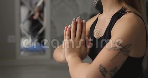 早上在家做瑜伽的女人视频的预览图