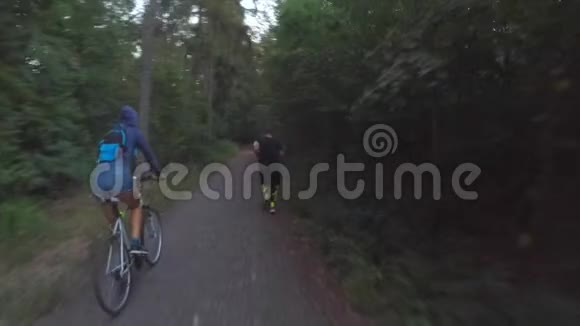 骑自行车的女孩在跑步者前面视频的预览图