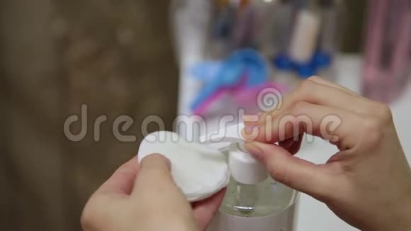 美容师用补品滋润棉垫视频的预览图