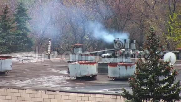 屋顶的景色烟雾来自一个金属烟囱生锈的工厂视频的预览图