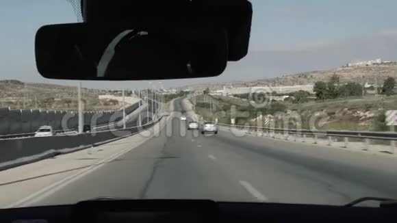 从以色列道路上移动汽车的视野在隔离墙的一侧视频的预览图