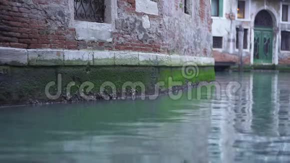威尼斯运河中历史建筑的墙视频的预览图