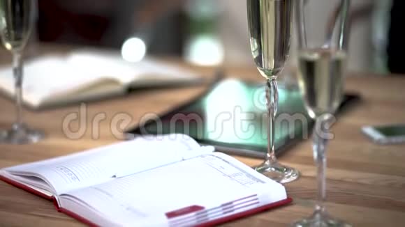 会议室经理桌上一杯香槟和一本日记视频的预览图