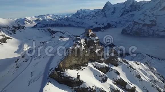 瑞士阿尔卑斯山的雪松缆车视频的预览图