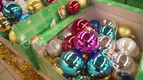 苏梅UKRAINEDEC122018年很多五颜六色的圣诞球不同的尺寸和颜色视频的预览图