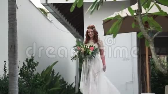 新娘来参加婚礼视频的预览图