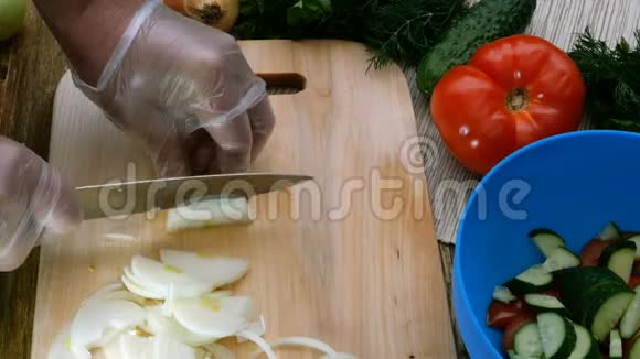 自制素食健康食品人手切白葱做蔬菜沙拉视频的预览图