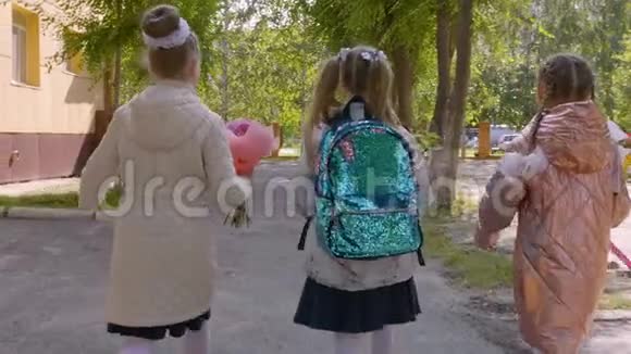 三个带背包的十几岁女孩上学回到学校的孩子视频的预览图