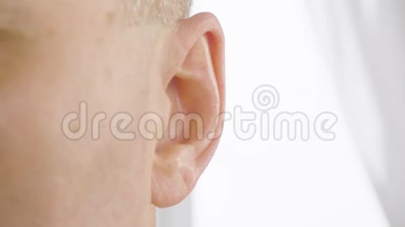 成年男性耳朵靠近他的耳朵在动耳鼻喉科及听力健康视频的预览图