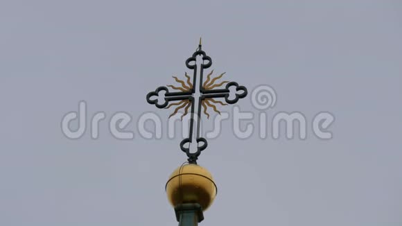 教堂的宗教十字架在古老教堂的穹顶上背景是多云的天空视频的预览图