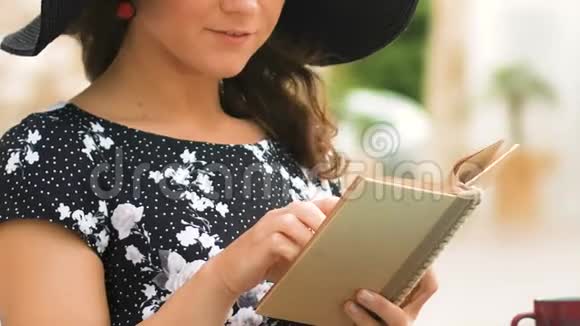 年轻记者美女作家在笔记本上做笔记特写视频的预览图