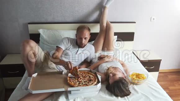 女孩和那个躺在床上吃披萨的家伙视频的预览图