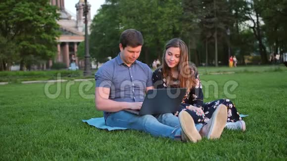 年轻漂亮的夫妇看着笔记本笑着视频的预览图