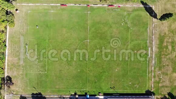小型业余足球场训练场的鸟瞰图视频的预览图