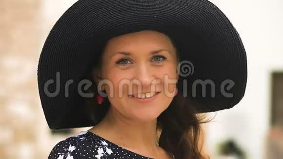 戴帽子的美女微笑着进入镜头享受暑假特写视频的预览图
