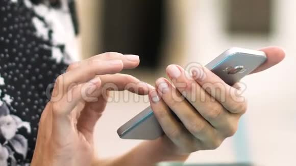 女性手打字信息智能手机网上购物虚拟交流视频的预览图