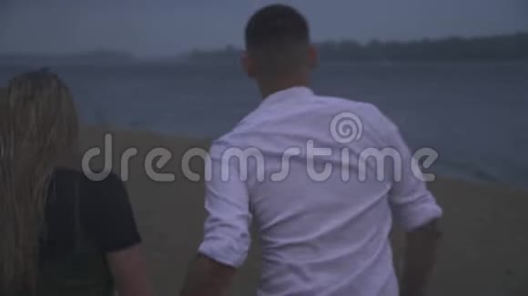 美丽的一对夫妇正沿着河边的海滩奔跑视频的预览图