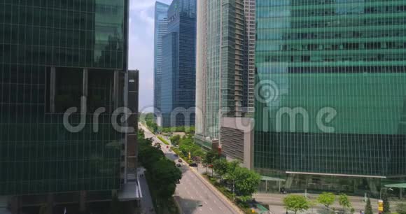 新加坡商业中心的十字路口视频的预览图