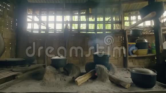 亚洲村传统竹屋内厨房烧饭正宗的室内竹屋视频的预览图