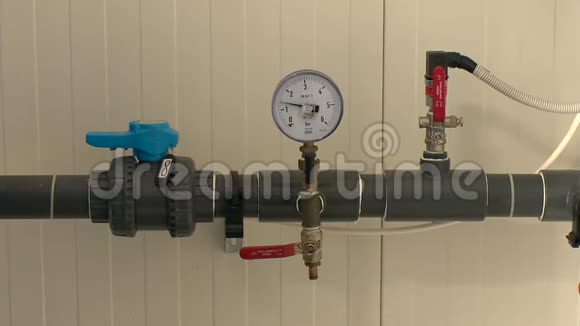 室内水处理系统管道阀门和气压计视频的预览图