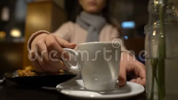 年轻女子在餐厅享用咖啡和馅饼自由活动放松身心视频的预览图