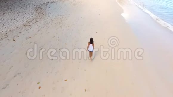 塞舌尔BeauVallon海滩4下一位美丽女孩的鸟瞰图视频的预览图