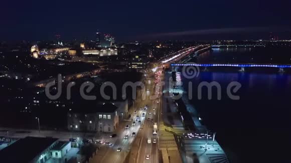 华沙老城夜景广场和王宫在夜间照明视频的预览图
