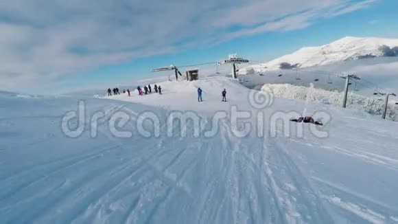 滑雪者下降滑雪山地区的动作摄像机POV透视视频的预览图