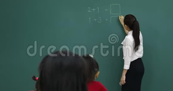 亚洲老师在绿板上写数学题视频的预览图