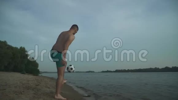 在河岸上踢足球的帅哥视频的预览图