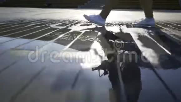 白色无人机在潮湿的路面上视频的预览图