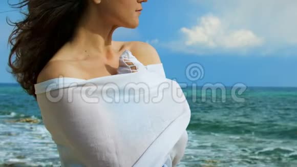 孤独的卷发女人看着海浪思考着生活回忆视频的预览图