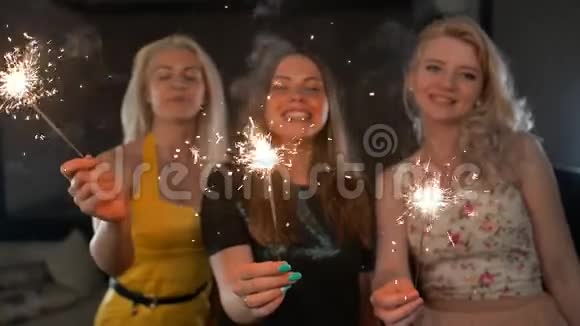 三个女人喜欢和火花舞视频的预览图
